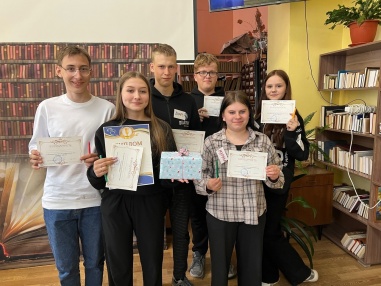 19 и 20 мая в городской библиотеке прошла серия игр "Слабое звено". Попробовать свои силы в интеллектуальной битве пришли учащиеся 8 «В» класса четвертой городской школы и участницы библиотечного клуба "Креатив".<br />
