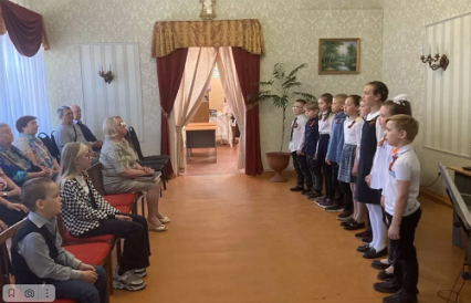 В Сольвычегодской библиотеке, Литературной усадьбе Козьмы Пруткова, для участников клуба «Ветеран» прошла концертная программа «Майский вальс». 