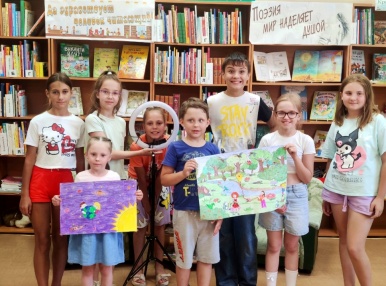 <i>«Заставить полюбить природу нельзя</i><br>
<i>
Но помочь полюбить можно».</i><br>
<i>
(Н.И. Сладков)</i><br>
 <br>
Как хорошо, что продолжается лето! Солнышко дарит нам свои жаркие лучи. И ребятам некогда скучать, в библиотеках нашего города 10 августа в уютной обстановке они пробуют себя в роли начинающих мультипликаторов! В мультстудии «Чудетство!» творческое настроение, совместно с Центром развития социальных и экологических инициатив «ЭкоМир» в рамках проекта «Вдохновляй собой» ребята знакомятся с поэзией замечательного детского поэта – Якова Акима.