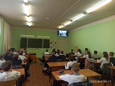 Классные часы, посвященные Великой Отечественной войне, заставляют задуматься представителей молодого поколения о роли истории в жизни общества, о поступках наших предков, их подвигах, героизме на фронте и в тылу