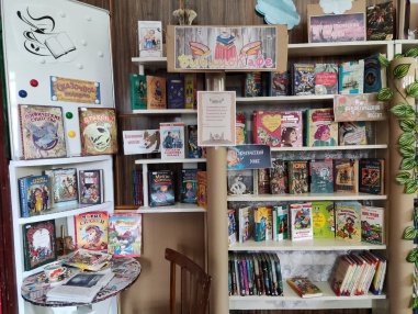 «Кафе в библиотеке? Разве это возможно?» — спросите вы. «Конечно!» – ответит вам Онежская детская библиотека. Если вы вспомните, что книги — это тоже пища, пища для ума и для души. Каждая книга может стать по-настоящему «вкусной», если, читая её, вы получаете наслаждение.