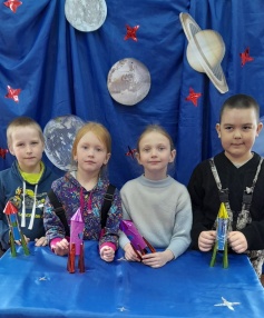 День космонавтики отметили в библиотеках Верхнетоемского округа. Участники мероприятий узнавали историю освоения космоса, готовились к полетам и путешествовали по просторам Вселенной.