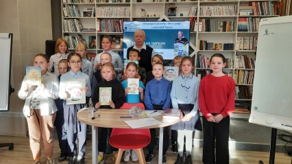 Читатели Яренской библиотеки Ленского района встретились с детским писателем, сказочником Вячеславом Чиркиным. Творческие встречи стали первыми мероприятиями фестиваля «Всё по правде», посвященного юбилею писателя.