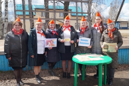 В Центральной библиотеке Лешуконского района встретились пионеры разных поколений — участники смен&nbsp;&nbsp;пионерских лагерей «Артек» и «Орленок». 