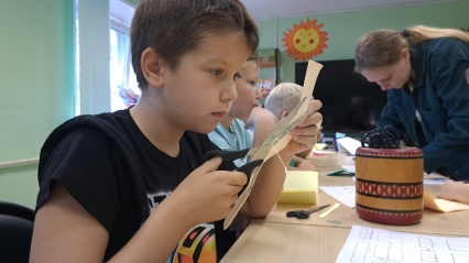 8 августа в городской детской библиотеке Новодвинска ребята из спортивного клуба «Каратэномичи Zanshin» изготовили собственные книжки-малышки, приняв участие в творческом мастер-классе «Сказочные загадки».