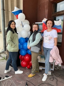 Так называлась уличная праздничная площадка, которая была организована Онежской библиотекой 12 июня в рамках празднования Дня России. Было необычайно многолюдно, очень весело и шумно, в общем – аншлаг!