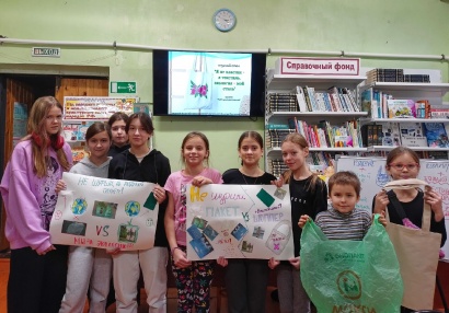 В рамках проекта «ЭкО сумка расписная!» в Лявленской библиотеке для детей был проведён круглый стол экологической направленности «Я не пластик – я текстиль, экология – мой стиль!», на котором участники обсудили проблему распространения одноразового мусора и предложили свои варианты решения этой проблемы. Королём одноразовых продуктов, несомненно, является полиэтиленовый пакет. Пакеты продаются везде, их производство дешевое и массовое. Ведь ими так удобно пользоваться – купил, использовал, выкинул и забыл. Таким образом, в природу попадает огромное количество полиэтиленовых пакетов, которые веками разлагаются в почве и океане, отравляя нашу планету и нанося смертельный вред животному миру. Во время обсуждения дети, взвесив все плюсы и минусы, нашли альтернативу полиэтиленовым пакетам – красиво оформленные многоразовые сумки из натуральных материалов и сделали агит-плакаты, раскрывающие важность отказа от пластиковых пакетов в пользу более экологичных изделий.