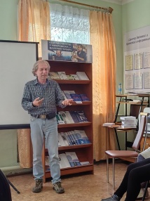 19 мая в Верхнетоемской центральной библиотеке прошла творческая встреча с писателем и радиожурналистом Валерием Николаевичем Чубаром.