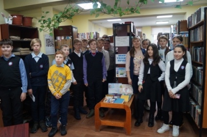 20 ноября ежегодно отмечается Всемирный день прав ребенка, посвященный принятию очень важного документа – «Конвенции о правах ребенка». Праздник направлен на улучшение благополучия детей.<br />
В этот день, более полувека назад,&nbsp;&nbsp;участники ООН приняли Декларацию о правах ребенка. Документ призван защитить права детей всего мира.<br />
Но не все дети знают свои права и о том, как их защищать. Сотрудники Центральной библиотеки познакомили&nbsp;&nbsp;учащихся 8 класса Устьвашской средней образовательной школы&nbsp;&nbsp;с Декларацией о правах и обязанностях ребенка. Чтобы проверить полученные правовые знания, ребята приняли участие в сказочной викторине, вспоминая сказки, в которых были нарушены права героев&nbsp;&nbsp;на личную неприкосновенность, жизнь и свободу. Затем ребятам были&nbsp;&nbsp;предложены разные жизненные ситуации, которые они обсуждали, отвечая на вопросы. Мероприятие дополнила книжная выставка «Мир твоих прав». Участникам мероприятия раздали буклеты «Права ребенка».