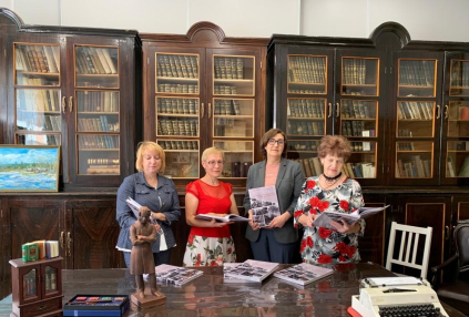 Краеведческий книжный подарок библиотекам района вручила Тамара Викторовна Надеждина — автор-составитель книги «Их подвиг трудовой у нас в сердцах».