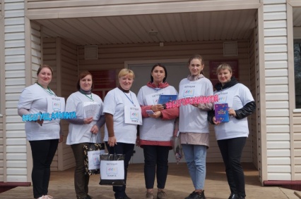 Библиотекари села Лешуконского отметили свой профессиональный праздник, приняв участие во Всероссийской акции – Весенний интеллектуальный забег «Бегущая книга - 2022». В этом году уже две команды вышли на улицы своего села и проверили знания прохожих о творчестве детских писателей, т.к. тема этого Забега была «Литература для детей». Жителям задавались вопросы на знание детских писателей, произведений, героев книг и за правильные ответы им вручались книжки, призы, закладки - приглашения и др. В ответ мы получали удивление, улыбки и много положительных эмоций. Акция понравилась и библиотекарям, и жителям – взрослым и маленьким.