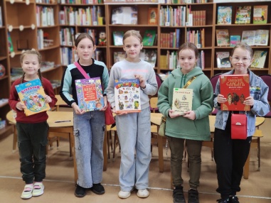 <i>(К Международному дню грамотности»)</i><br>
8 сентября во всём мире традиционно отмечается Международный день грамотности. Праздник, пришедший к нам впервые в 1966 году, обращает внимание человечества на состояние грамотности в современном мире. Этот день имеет отношение ко всем людям на планете, независимо от возраста, профессии, дополнительных занятий, увлечений, образования.