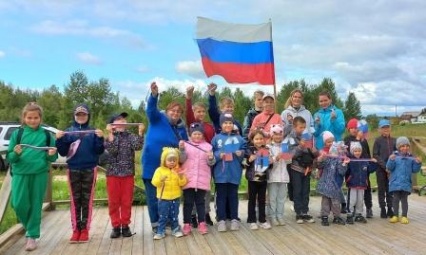 22 августа читатели библиотек Рато-Наволоцкой библиотеки и Емецкой библиотеки имени Н.М. Рубцова Холмогорского округа приняли участие в велопробеге «Под флагом Родины», посвященном Дню Государственного флага. 