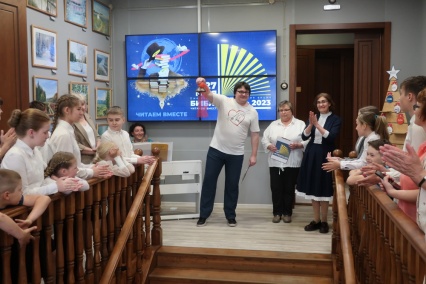 Ежегодная Всероссийская акция «Библионочь-2023» "Читаем вместе" прошла по всей стране. В этом году акция приурочена к «Году педагога и наставника».<br />
27 мая в Яренской библиотеке участников библионочи ждали интересные увлекательные квесты, игры, викторины. Библиотечные залы стали кабинетами истории, литературы, чтения, музыки, трудового обучения. Здесь проходили уроки творчества, театральное занятие, урок фольклора, занимательные литературные уроки. Не обошлось и без веселой продленки и культпохода в кино, а также кружковой работы по рукоделию, гончарному мастерству и фотографии.