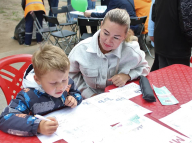 26 августа в детском парке за городским культурным центром всех жителей Новодвинска ожидала насыщенная программа, посвящённая празднованию Дня города. Традиционно вдоль центральной аллеи парка расположилась интерактивная библиоплощадка «Арктика – наш дом».