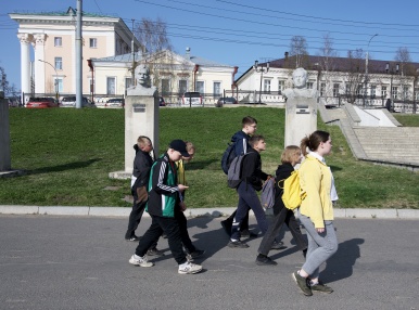 На прошлой неделе после 15 часов на набережной Северной Двины, в районе Красной пристани, курсировали группы школьников. Они не просто гуляли, наслаждаясь тёплой погодой, — это были участники квеста «Море. Люди. Корабли», организованного Гайдаровкой. В игре приняли участие 18 команд, представляющих школы и гимназии Архангельска и не только.<br />
<br />
