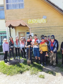 Дорогие друзья, вы не представляете, какой сегодня длинный и нелёгкий путь мы проделали с ребятами из детского лагеря! Но все труды не напрасны! По запискам и с помощью карты, мы приближались к нашей цели и..... Да да да! Мы откопали клад и получили много положительных эмоций!