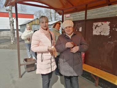 В преддверии великого праздника сотрудники библиотеки поздравили жителей города с Днем Победы