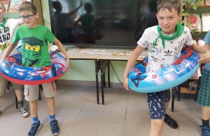 10 и 11 августа ребята, отдыхающие в летнем оздоровительном лагере Дома детского творчества Новодвинска, приняли участие в игровой программе «Юные моряки», посвященной 290-летию со дня образования Северного флота России.<br />
<br />
