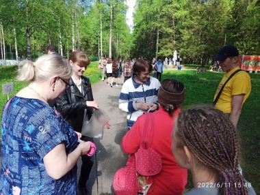 Cотрудники Центральной библиотеки провели уличные акции «Триколор страны моей» и «Литературное предсказание»<br />
<br />
