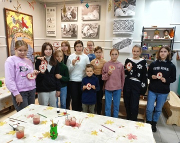 16 октября участники проекта «ЭкО сумка расписная!» посетили музей народных промыслов и ремёсел Приморья. Экскурсовод Настасья Владимировна Чебыкина познакомила наших юных краеведов с замечательной выставкой под названием «Формула красоты». Выставка посвящена истории поморской резьбы по дереву. На ней представлены уникальные экспонаты из коллекции музейного объединения «Художественная культура Русского Севера» и интерьерные игрушки современных мастеров артели «Триглавъ»: Владимира и Олега Арсеньевых. Тема связи мастерства прошлых столетий и современности очень близка нашему проекту. Красота в работах мастеров прослеживается во всем: в труде, в быту, в повседневной жизни. Дети узнали, как поморы украшали предметы быта, например, какие орнаменты изображались на поморских прялках и что они означают. С интересом участники слушали рассказ экскурсовода о традиционных поморских игрушках – кониках и куклах – «панках». Какие секреты застаривания материалов практикуют современные мастера? Зачем молодые поморочки брали с собой на молодежные посиделки прялки? Как по обращению девушки с рубелем мужчина мог определить себе достойную жену? С этими и многими другими интересными фактами познакомила нас Настасья Владимировна. После экскурсии Юлия Александровна Силина провела для детей мастер-класс по мезенской росписи на деревянных заготовках. Девочки очень старались и в результате у них получились замечательные кони, символизирующие силу и защиту! Благодарим Настасью Владимировну за интересный и доступно представленный материал, Юлию Александровну за прекрасный мастер-класс, а руководство музея - за предоставленную возможность культурно провести выходной!