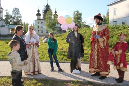 Прогуливаясь по улицам нашего прекрасного города, герои пушкинских сказок предлагали детям и взрослым прочесть стихи и отрывки из поэм и сказок великого писателя.
