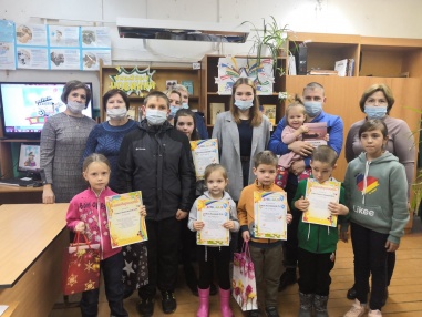 15 октября в Литвиновской библиотеке Ленского района состоялся семейный праздник «МультЛИТ — страна Анимация». На праздник пришли семьи, которые приняли участие в конкурсе «Главное слово — семья» на лучший семейный мультфильм. 