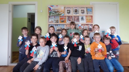 Накануне Дня России в Онежской городской библиотеке поселка ЛДК прошли праздничные мероприятия. Во время масштабного флешмоба 130 человек трогательно признались в любви к родной стране.