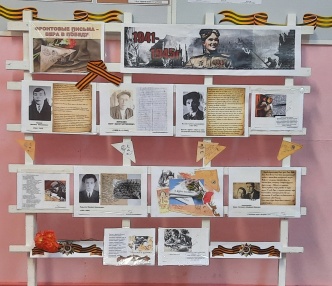 Каменская поселковая библиотека им. В.С. Маслова Мезенского района на центральной площади поселка представила выставку-стенд «Письма с фронта. Заветные треугольники».