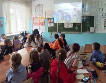 <i>(Ко Дню памяти и скорби)</i><br>
Начало Великой Отечественной войны - одна из самых печальных дат в истории России. Через огромное количество лет мы оглядываемся в то далёкое прошлое, которое живет с нами рядом в памятниках, фронтовых письмах, фотографиях родных и близких, в книгах, в кинолентах. В июне в детских оздоровительных лагерях, организованных при школах города Мирного, прошёл кинопоказ, приуроченный к 82-й годовщине со дня начала Великой Отечественной войны.