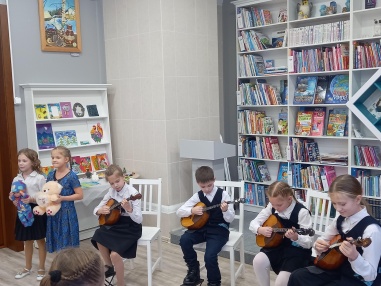 28 января в Яренской модельной библиотеке Ленского района в рамках программы «Гений места» прошло замечательное мероприятие, в котором приняли активное участие Детская школа искусств и семейный клуб «Мы вместе».<br />
