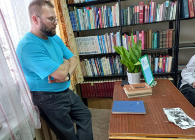 В рамках областной акции «Сила книги» в Приводинской библиотеке состоялась очень интересная встреча с Андреем Ивановичем Соловьёвым, научным сотрудником «НИЦЭМ им Н. Ф. Гамалеи». 