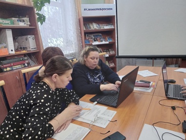 На прошлой неделе в Верхнетоемской центральной библиотеке состоялся очередной ежегодный семинар, участниками которого стали сотрудники сельских библиотек Верхнетоемской библиотечной системы. Библиотекари проверяли свои знания, осваивали новые программы и выполняли практические задания.