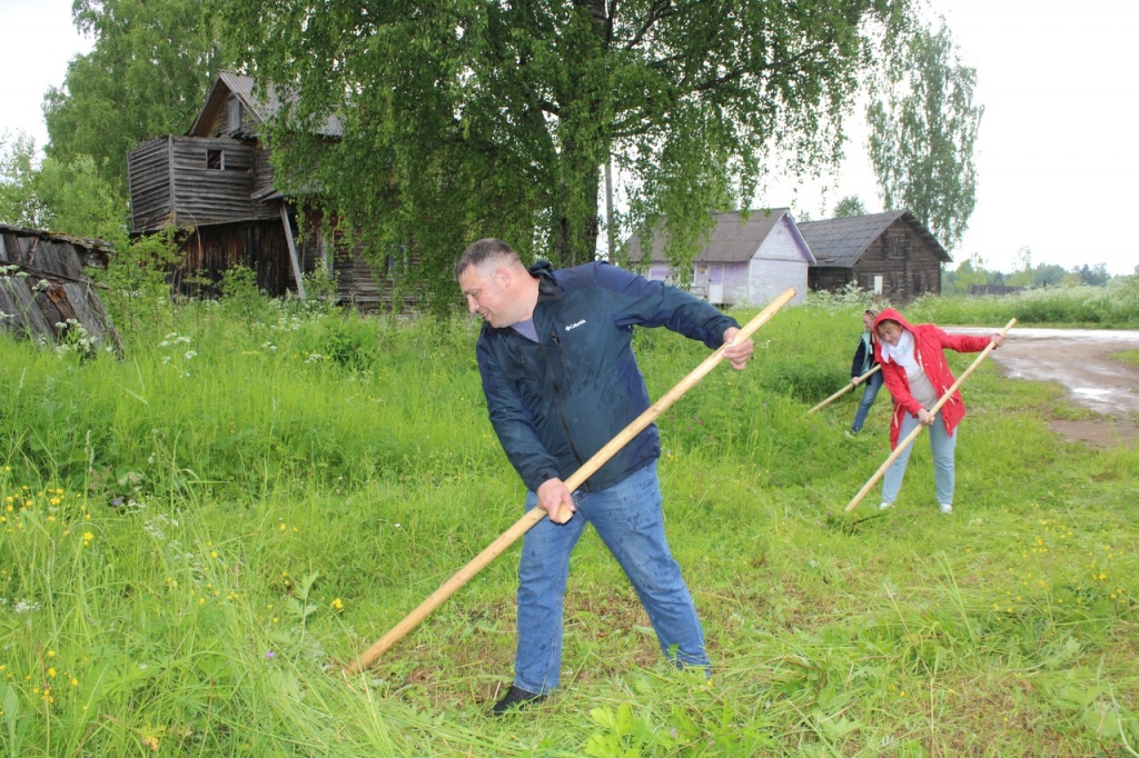 Смотр косарей. Фото со странички ВКонтакте "Тоемское житие"