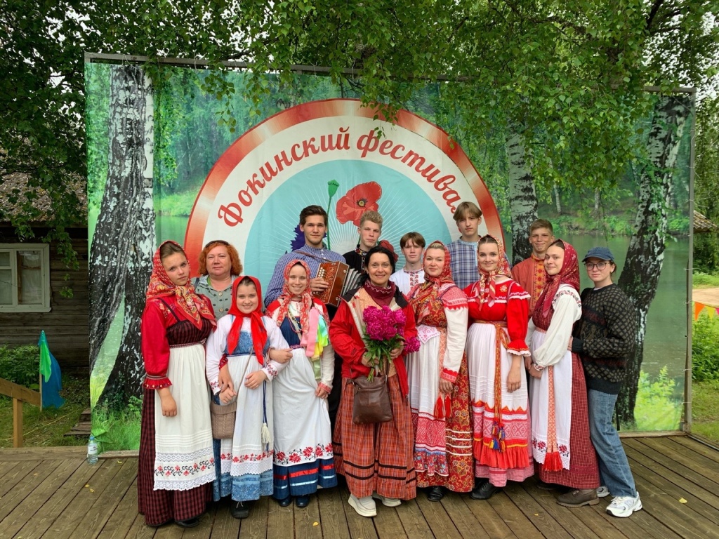 фольклорный ансамбль "Школы традиционной народной культуры" и выпускники "Вологодского областного колледжа искусств". В центре - Инга Александровна Никитина (Чурбанова) 