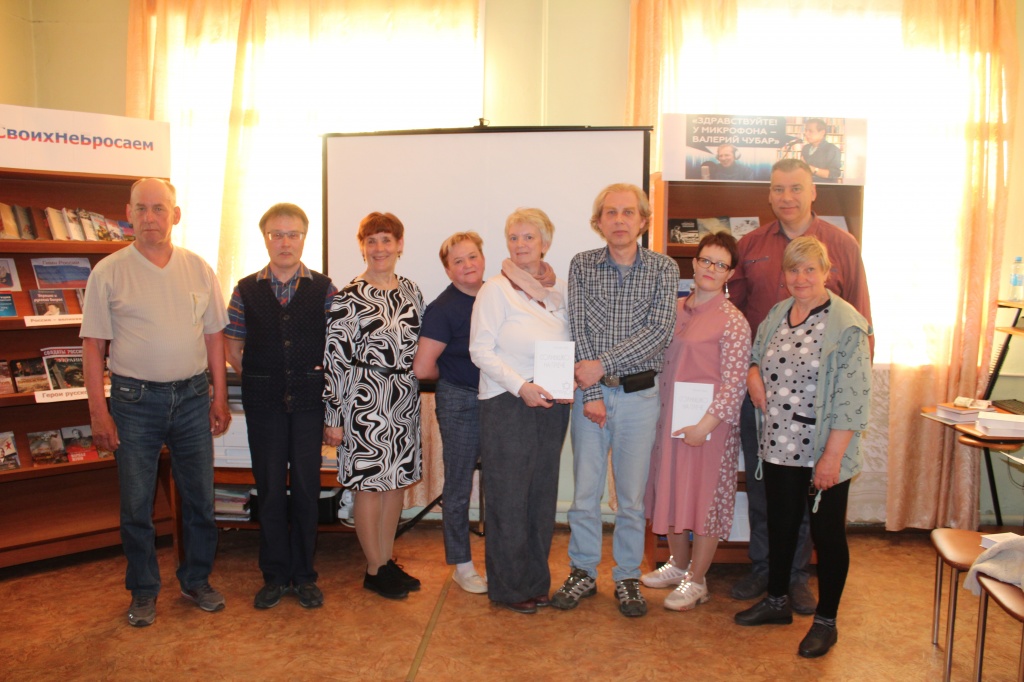 Валерий Чубар с читателями Верхнетоемской центральной библиотеки