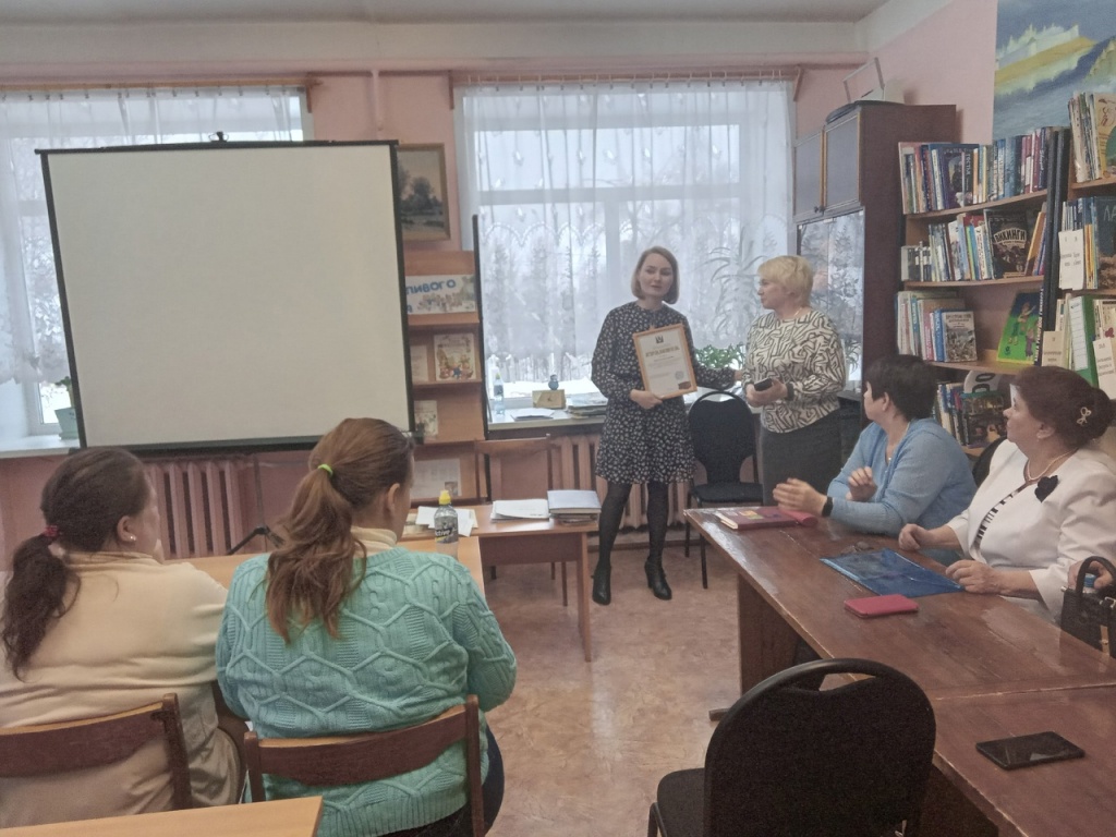 Почетной грамотой Управления культуры, спорта и молодежной политики награждается директор МБУК "Верхнетоемская БС" Лидия Андреевна Барандова