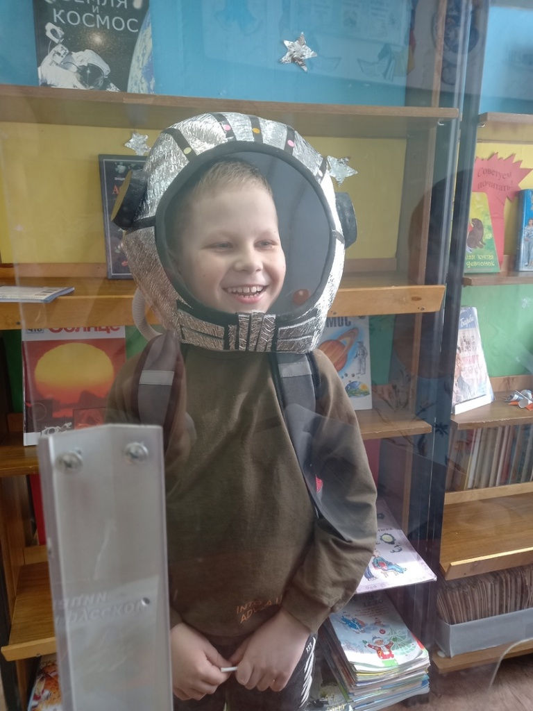  Посвящение в космонавты в секторе детско-юношеского чтения Верхнетоемской центральной библиотеки