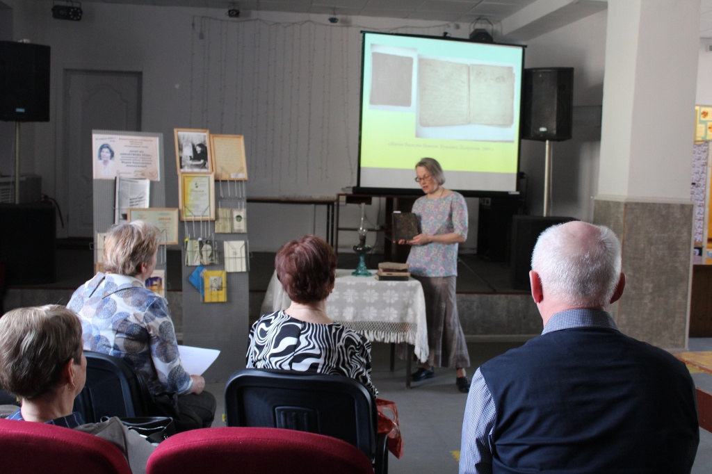 Рукописная книга из фонда Верхнетоемского краеведческого музея, к которой руку приложили дед и прадед Марии Аввакумовой.jpg