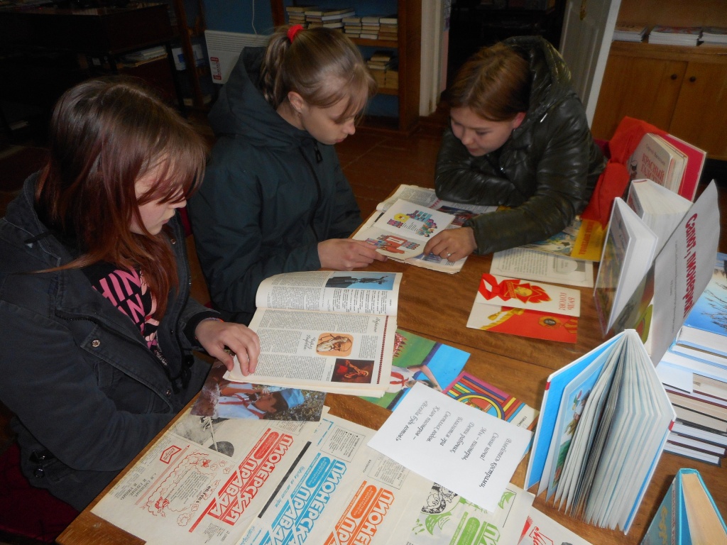 Посетители выставки копия.jpg Посетители выставки копия.jpg