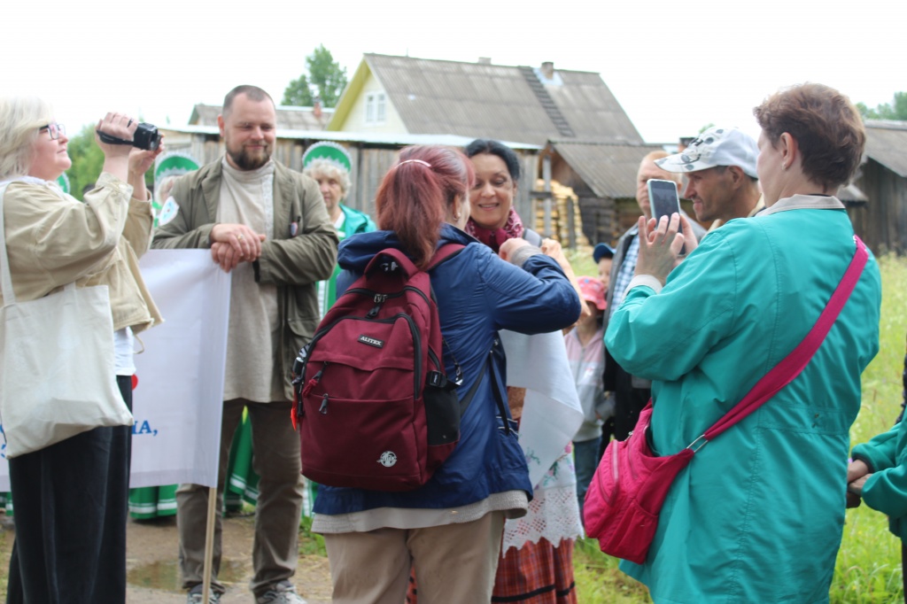 Хлебом-солью гостей и участников фестиваля встречает дочь Ольги Александровны Фокиной Инга Александровна Никитина (Чурбанова)