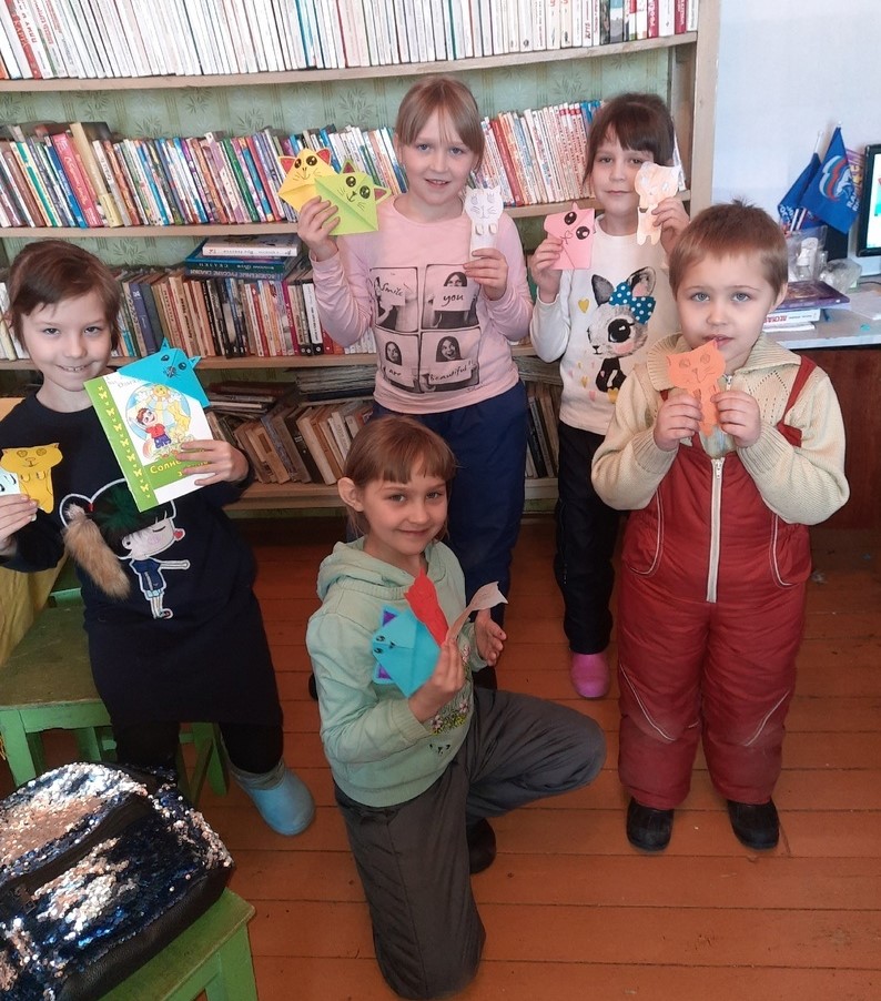 Делали закладки в виде котиков.jpg