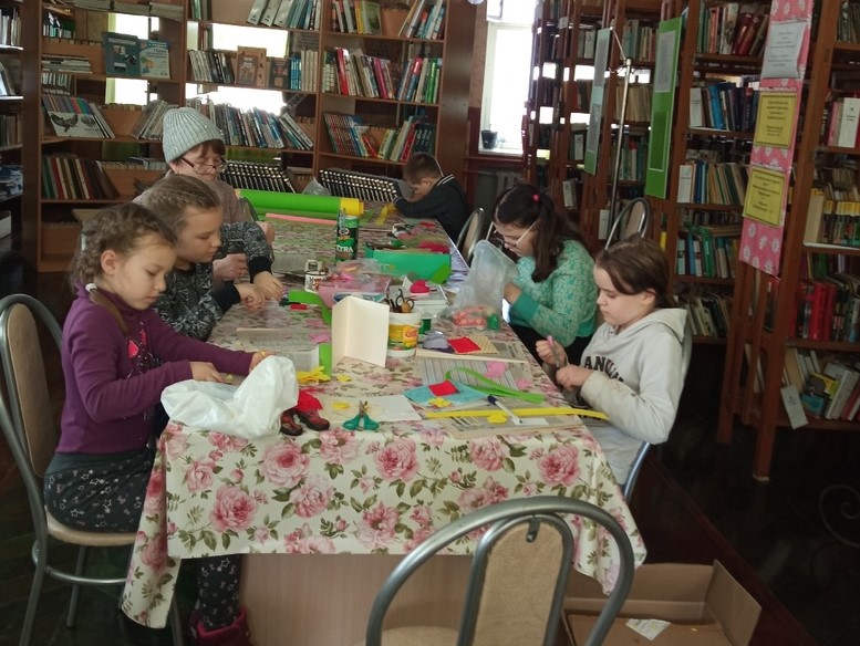 оформляли открытку с весенним букетом в Афвнасьевской библиотеке.jpg