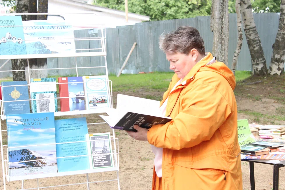 У выставки "Русская Арктика: вчера, сегодня, завтра".JPG