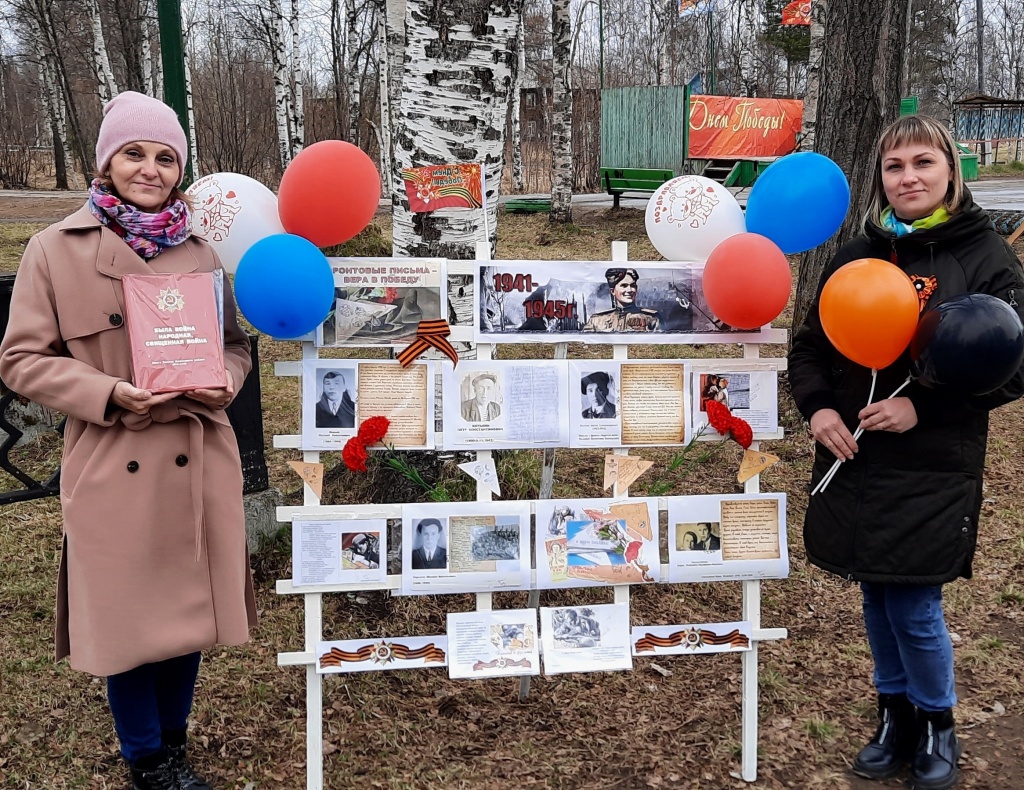 библиотекари у стенда.jpg библиотекари у стенда.jpg