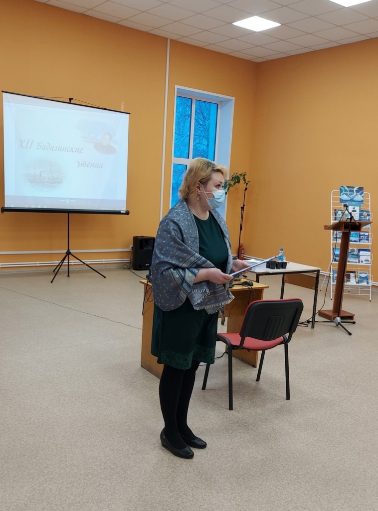 Наталья Сахарова ведущая чтений.jpg