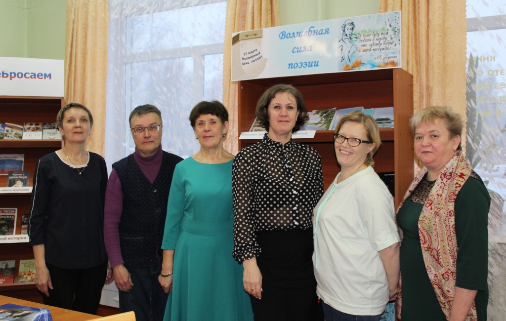 Участники ЛитО "Истоки" на Дне поэзии в верохнетоемской центральной библиотеке