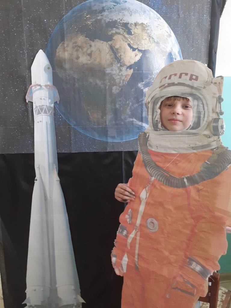  примеряли костюм первого космонавта в Тимошинской библиотеке