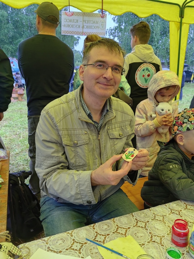 Автор книги "Избачиха" А. В. Попов на мастер-классе "Роспись кулона"