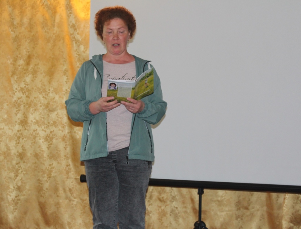 На творческой встрече с Лилией Синцовой. Стихи читает Елена Спирина.jpg